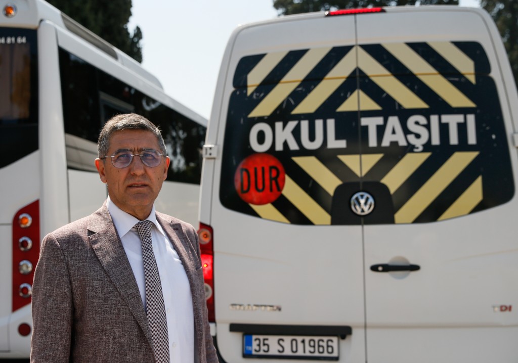 İzmir'de öğrenci taşımak için gereken şartlara uygunluğunun kontrol edilemediği korsan servis araçlarına, mobil ekiplerle müdahale edilecek. İzmir Otobüsçüler ve Umum Servis Araçları İşletmecileri Esnaf Odası Başkanı Hasan Basri Bostancı, yeni eğitim öğretim yılının başlamasına kısa süre kaldığını, 20 milyon civarında öğrencinin büyük bölümünün okuluna servis araçlarıyla gittiğini hatırlattı. ( Mahmut Serdar Alakuş - Anadolu Ajansı )